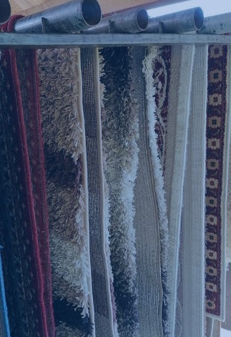 tepisi okačeni za sušenje