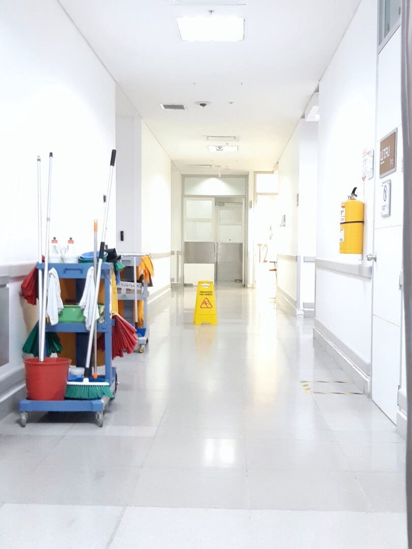 kolica sa sredstvima za redovno čišćenje i održavanje u hodniku